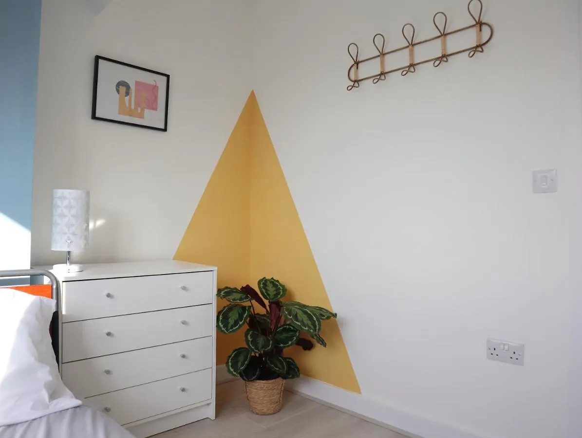 Sheffield 3-Bedroom House With Free Street Parking